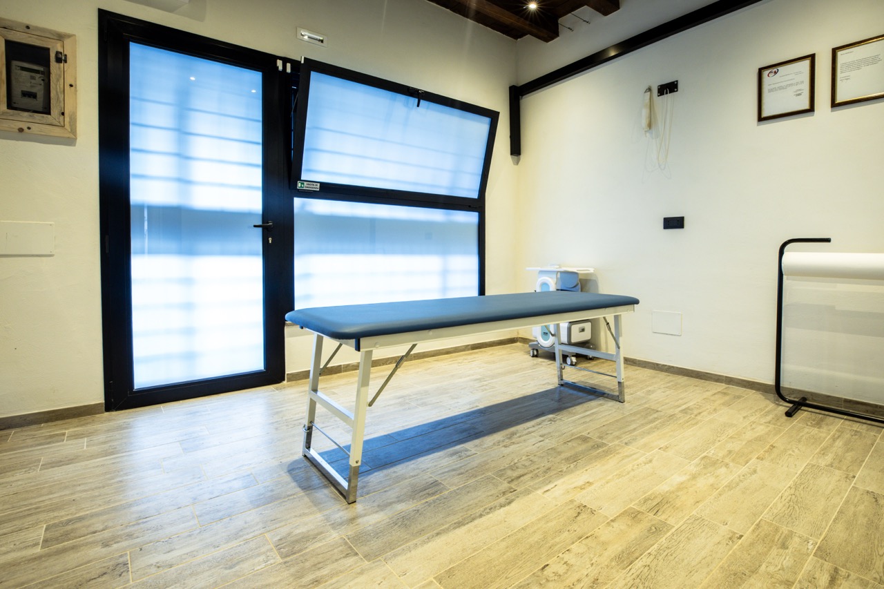 Interno dello studio Fisiomad con lettino da trattamento e luce naturale
